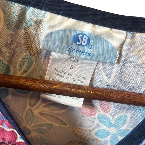 Scrub top size small - Picture 2 of 6